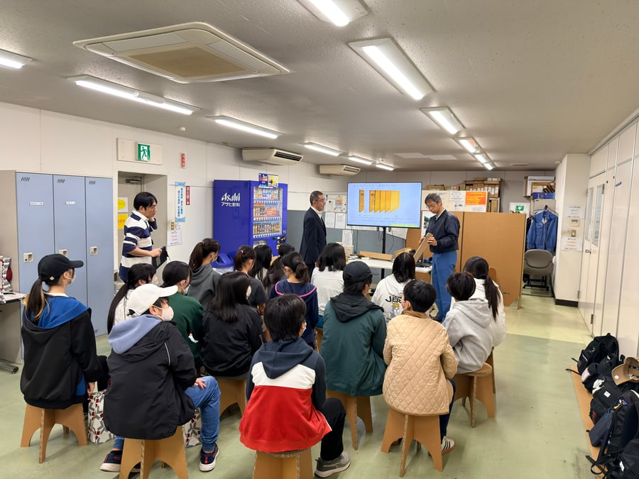 座学で強化ダンボールの説明を聞く児童たち