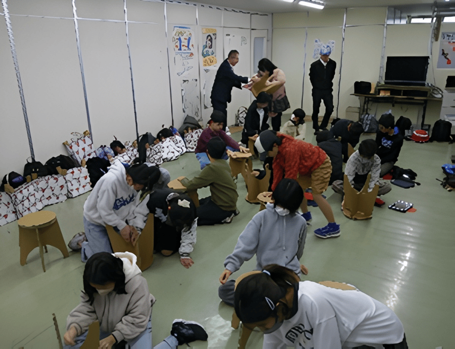 強化ダンボール製の椅子を組み立てる児童たち
