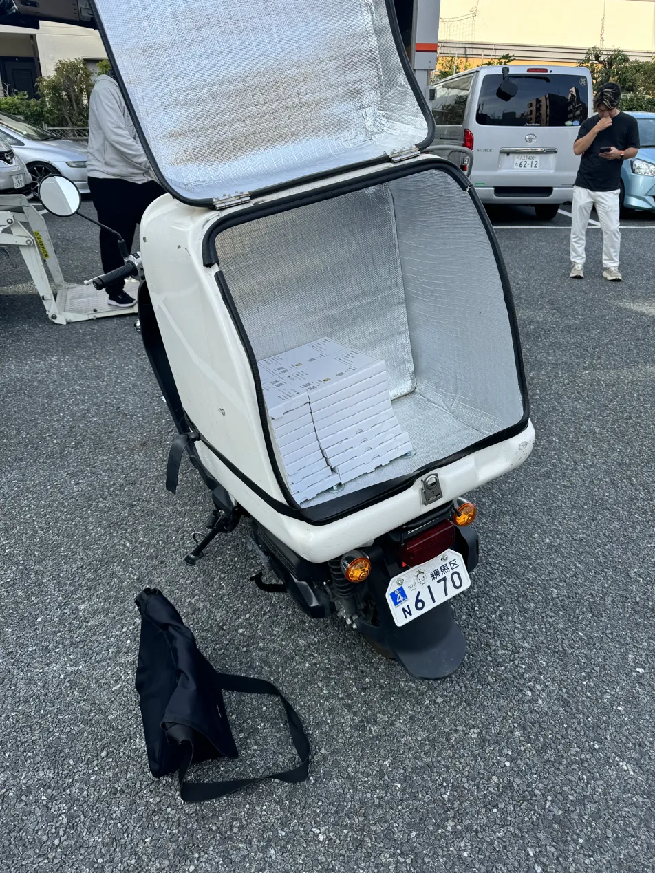 バイクの荷台に防災ブックを積載