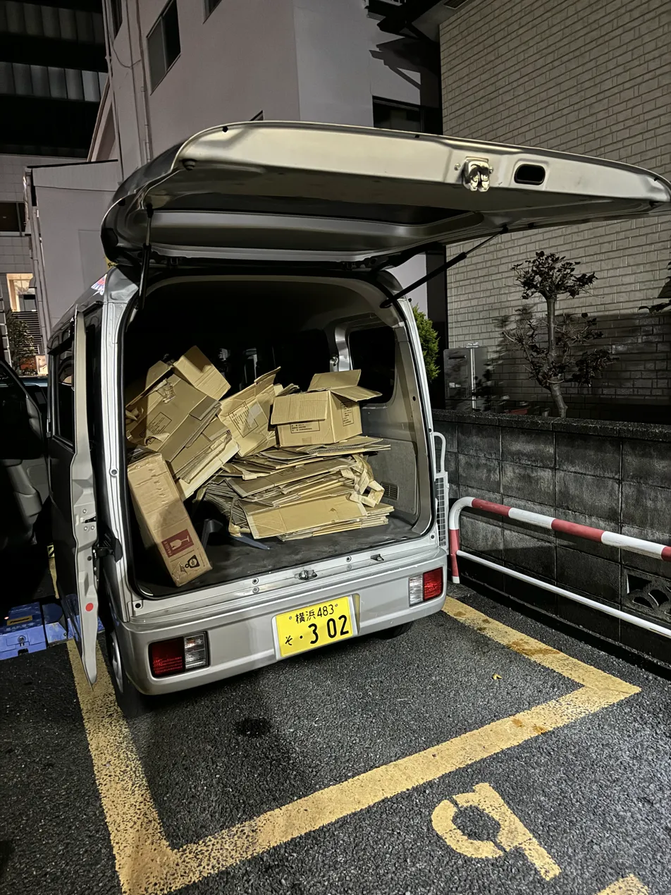 軽バンに空き段ボールを回収
