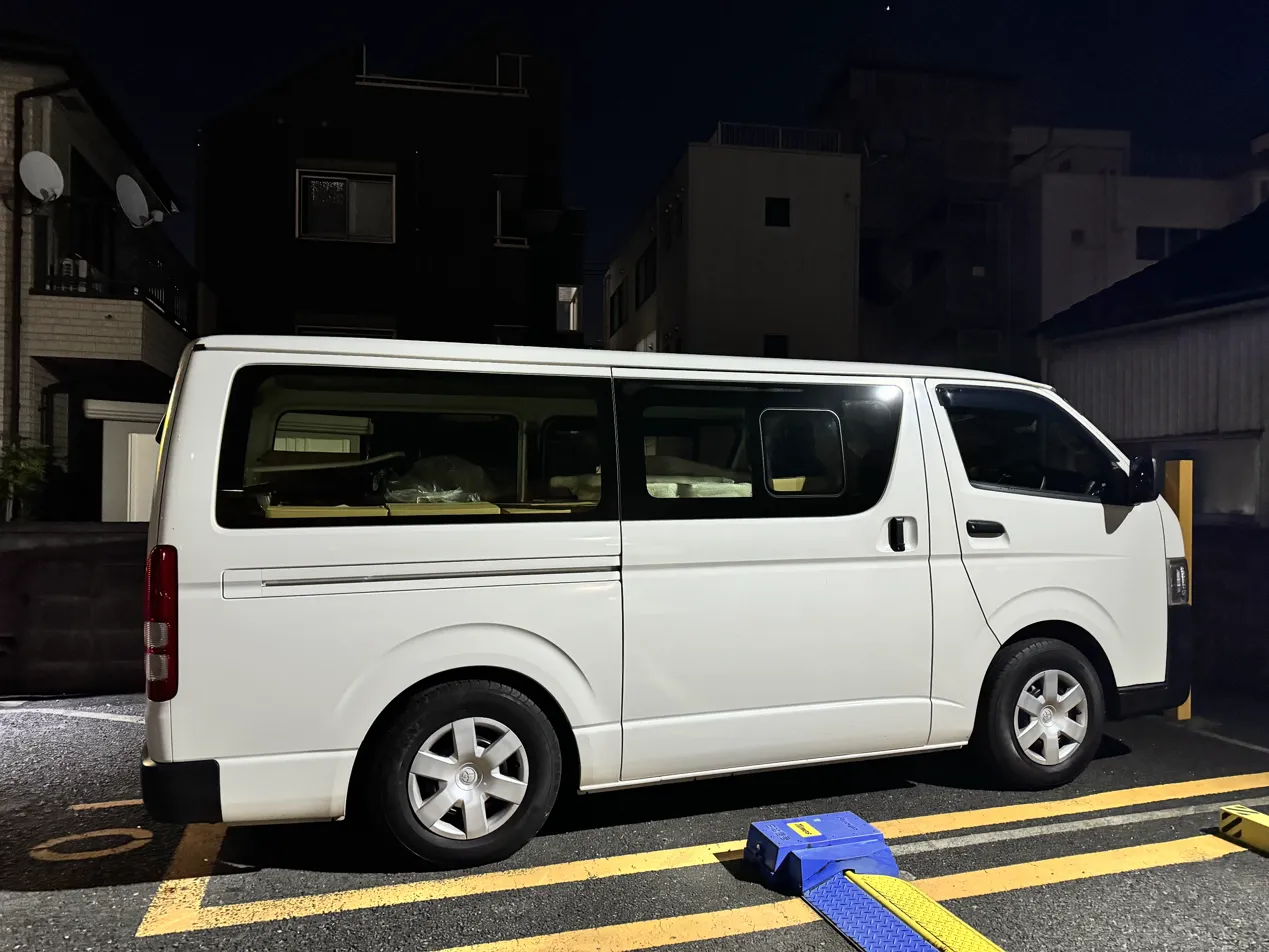 ハイエースに荷物を積んだ夜の現場