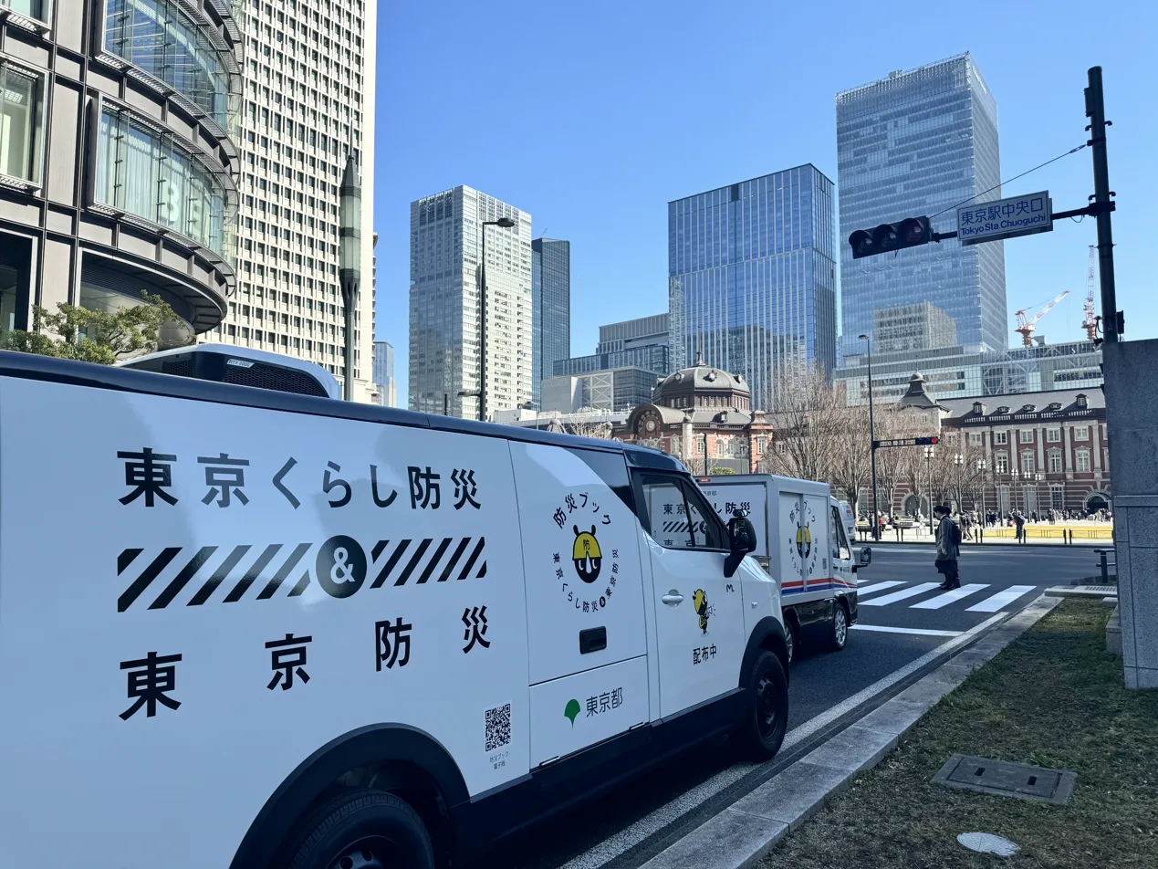 東京駅前を走るラッピング車両