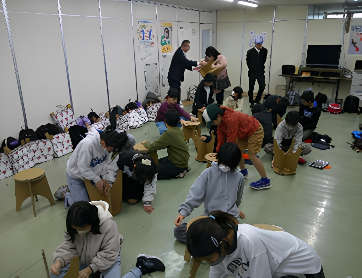 強化ダンボール製の椅子を組み立てる児童たち