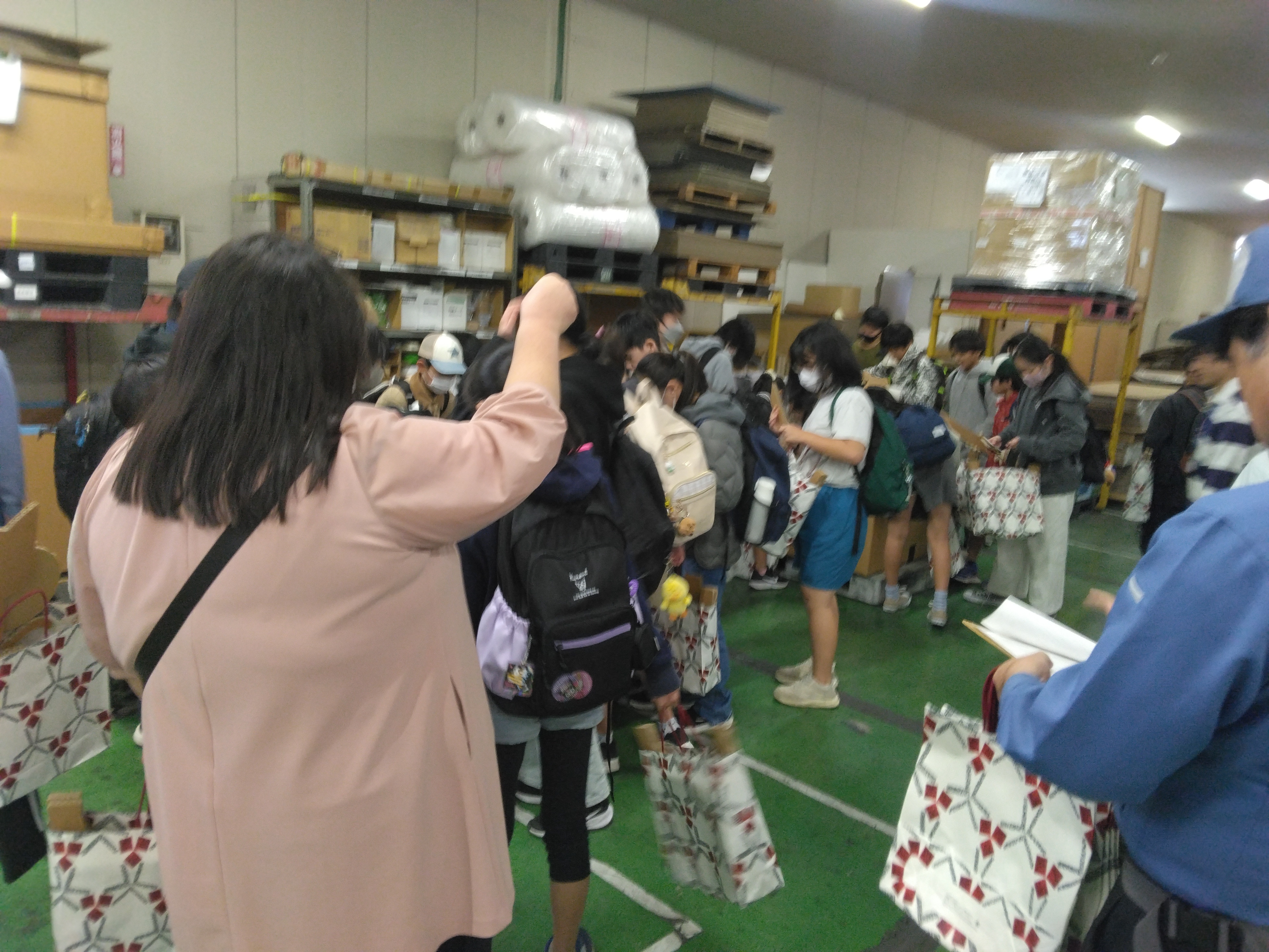 強化ダンボールの端材を選ぶ児童たち